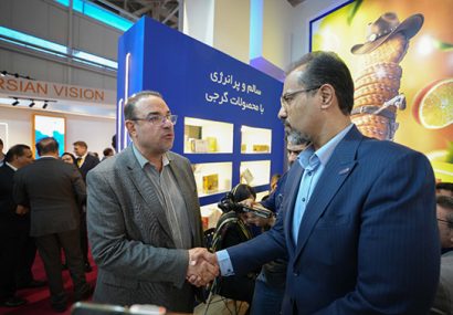 بازدید معاون صنایع عمومی وزارت صمت از غرفه بیسکویت گرجی در نمایشگاه شیرینی و شکلات